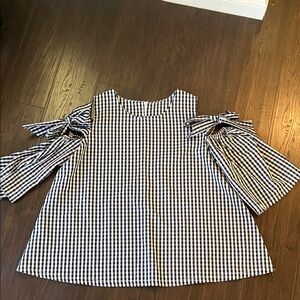 Adorable cold shoulder top with ties